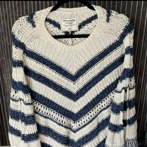 💙🤍💙🤍 Abercrombie & Fitch Poncho. Navy & Off White Size: M/L